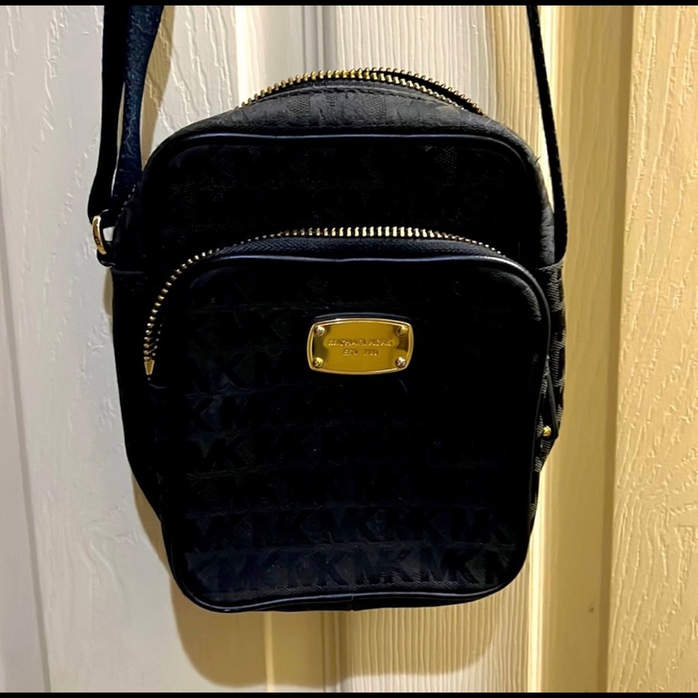 AUTHENTIC MICHEAL KORS…Re-poshing MK signature webbing flight crossbody bag.